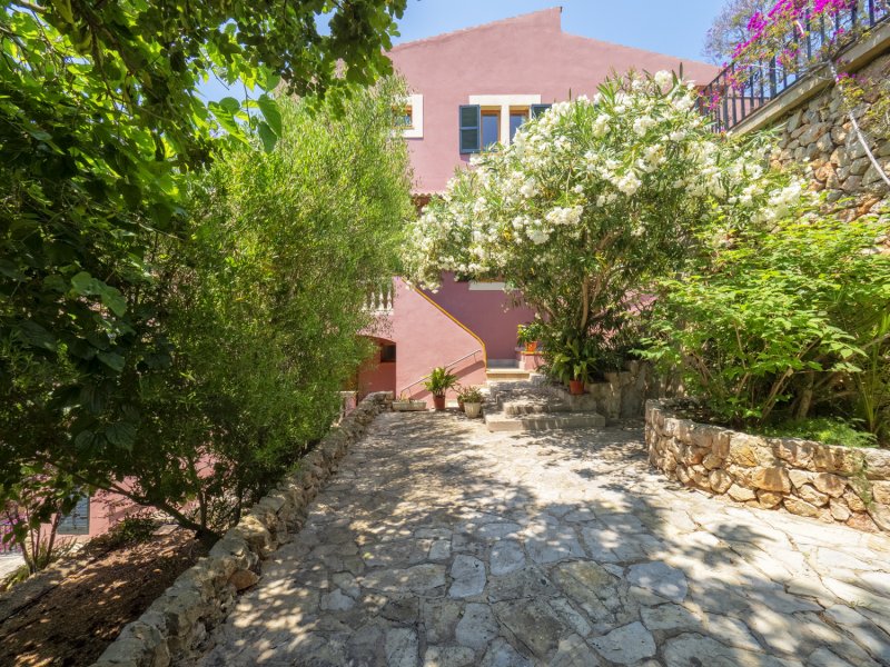 Apartamentos Bellatrix, Apartamentos en la playa en Portals Nous